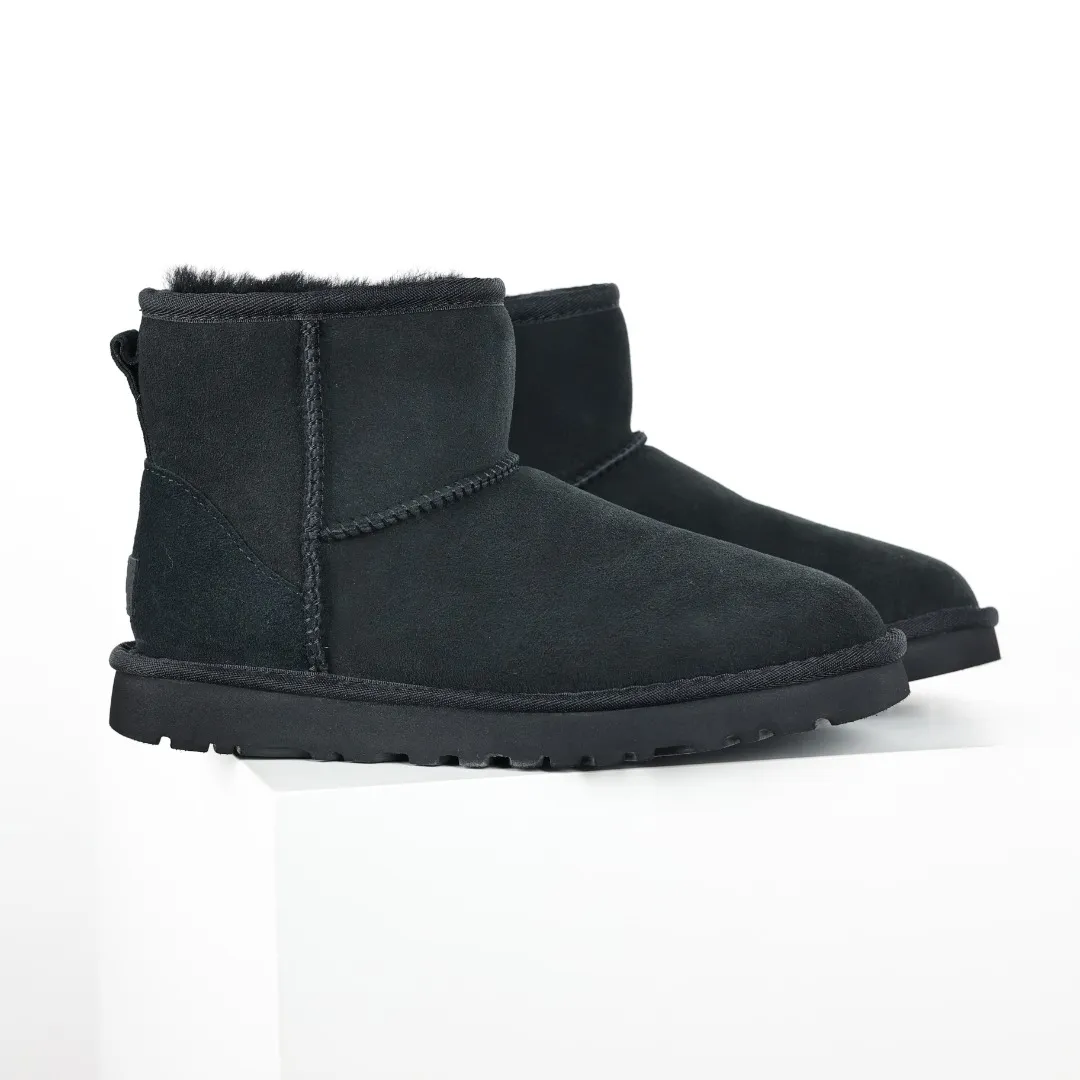 Pick up locally 💰520, core recommendation, good price, UGG Classic Mini mid-tube series, Xiaohongshu hot model, Henan Longfeng leather production, sheepskin and wool integration, top quality in the market, 2-3 cm cashmere insole, keeping warm in winter, suitable for home use. In the new year, uug launched a style series, which is partially biased towards the preferences of young consumers, and has also been at the forefront of fashion trends. Shoe body material, water-repellent coated suede upper 17mm UGGPURE™ implanted wool insole Lightweight non-slip comfortable rubber outsole With brand LOGO Trademark Comes with full packaging Size: 35 36 37 38 39 40